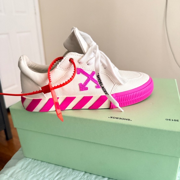 OFF WHITE Excl canvas arrow low bull/white fuchsia sneakers - Picture 1 of 2